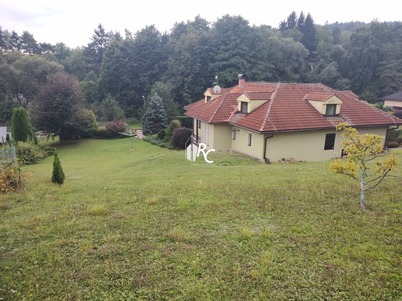 A family house in Trebostovo surrounded by a garden and forest, ideal for a peaceful atmosphere.