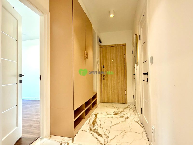 A hallway in a 3-room apartment with white doors and a marble-patterned floor.