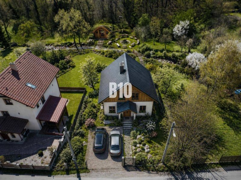 A house on Obrancov Mieru Street in Banská Štiavnica surrounded by a landscaped garden. Land - residential.