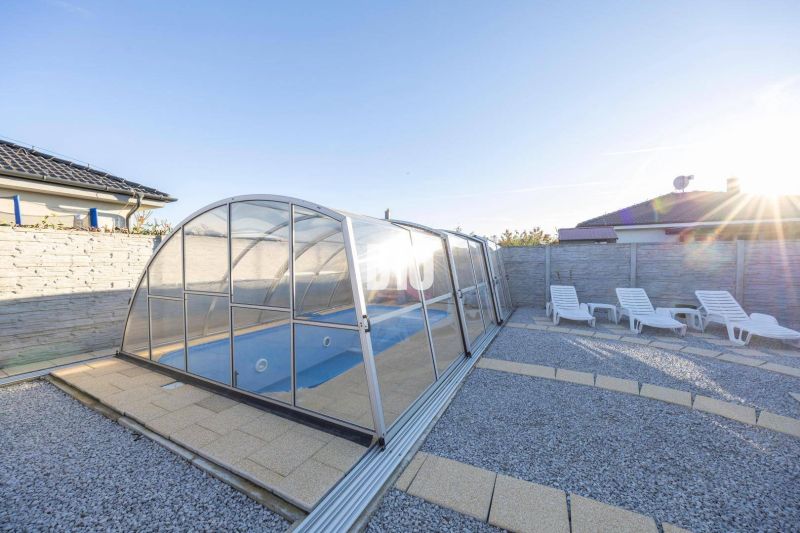 The garden of a family house in Most pri Bratislave with a swimming pool and loungers.