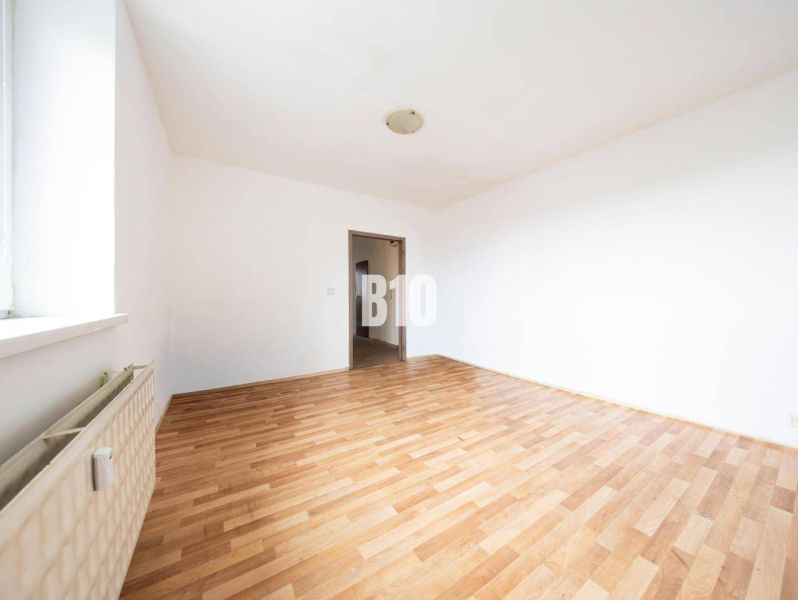 A bright room with walls in a 4-room apartment and a floor with a wooden decor.