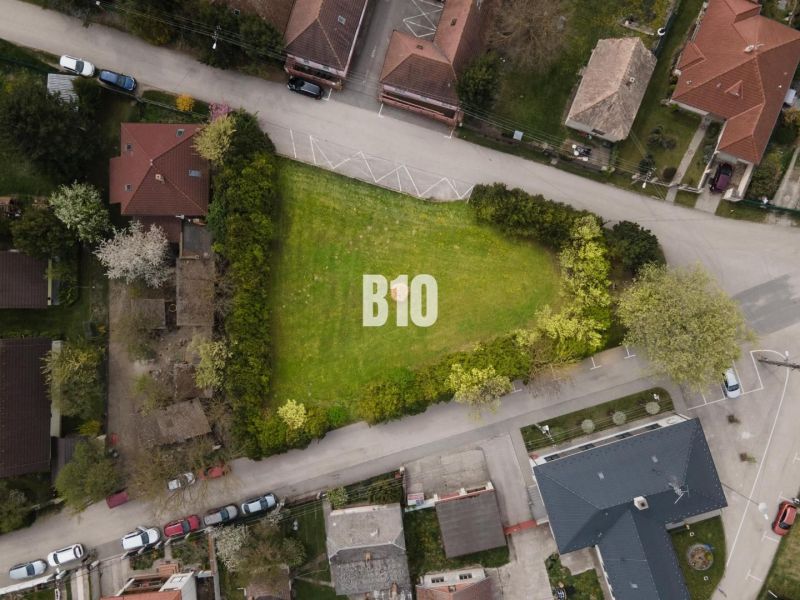 Aerial view of a residential plot in Kráľovičove Kračany surrounded by greenery and houses.