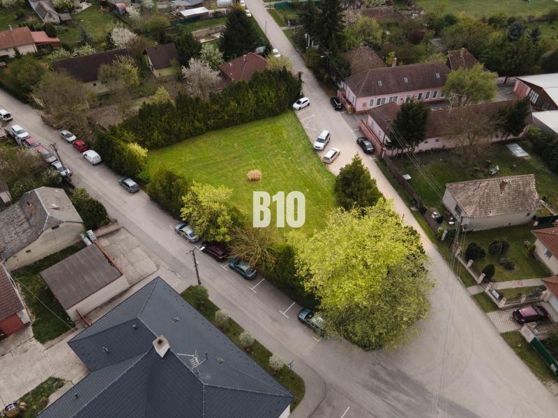 Residential plots in Kráľovičove Kračany with greenery and surrounding houses.