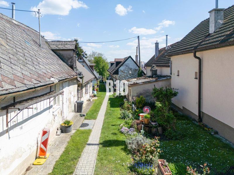 A narrow passageway with a garden and older houses on Jadranská Street in Bratislava IV. Plots - residential.