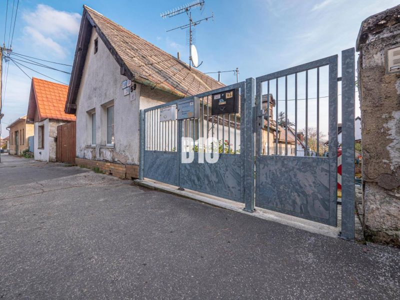 Family house with a gate on Jadranská Street in the Bratislava IV district, residential land.