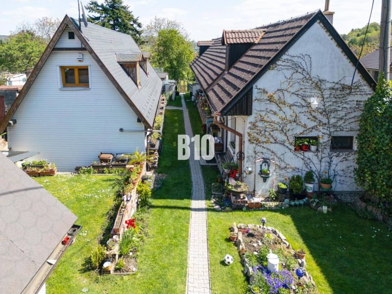 Two garden cottages and a well-maintained lawn on Jadranská Street in Bratislava IV, plots - residential.