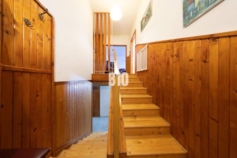 Wooden staircase and wall cladding in a family house with a floor featuring a wood decor.