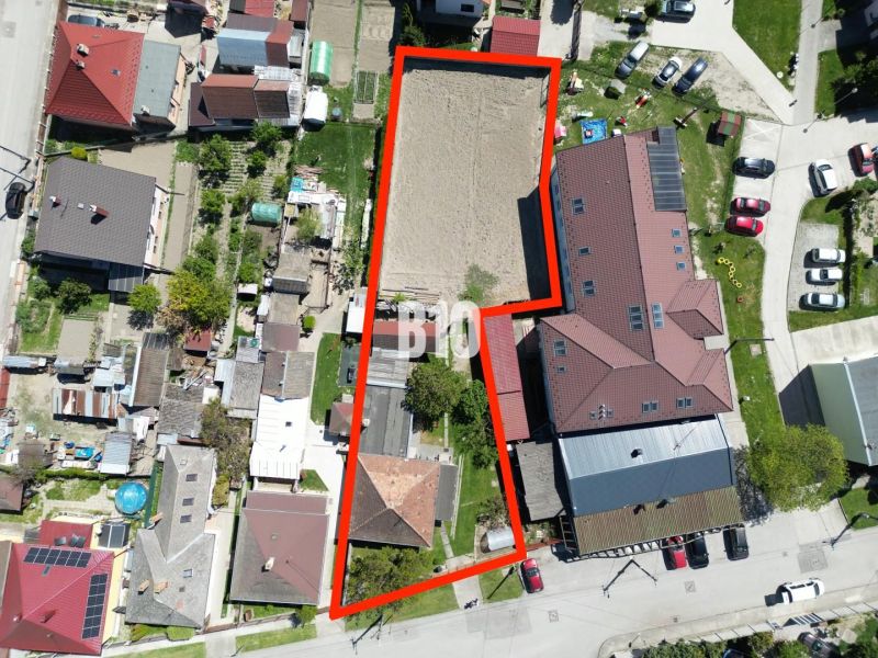 Aerial view of plots and family houses in Kalinkovo, marked with a red line.