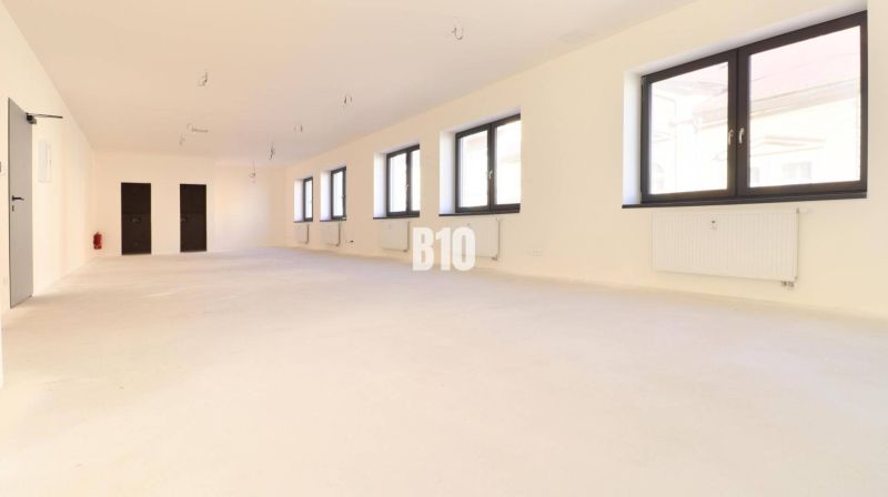 Spacious offices with large windows and a bright interior, ideal for a work environment.