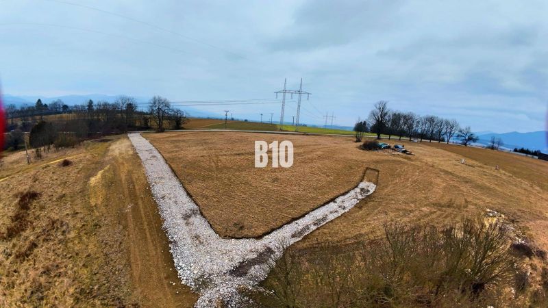 Spacious plot with access road, ideal for living close to nature.
