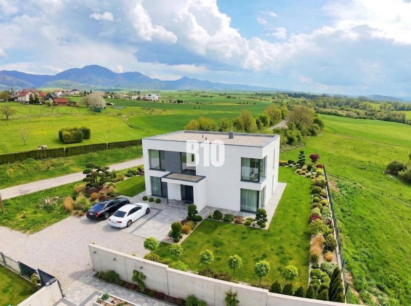 A family house in Rakovo surrounded by green plots suitable for living.