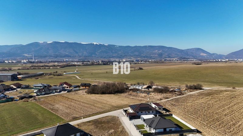 In Diaková, you can see family houses on the outskirts of the village with surroundings and mountains.