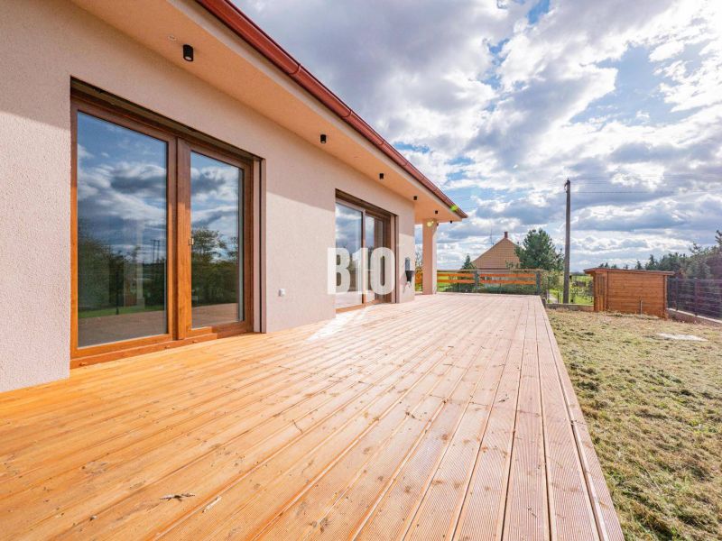 Family house in Beladice with a terrace and a wooden decor floor under the sky.