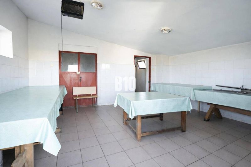 Production areas with tiles, tables with tablecloths, and white tiles on the walls.