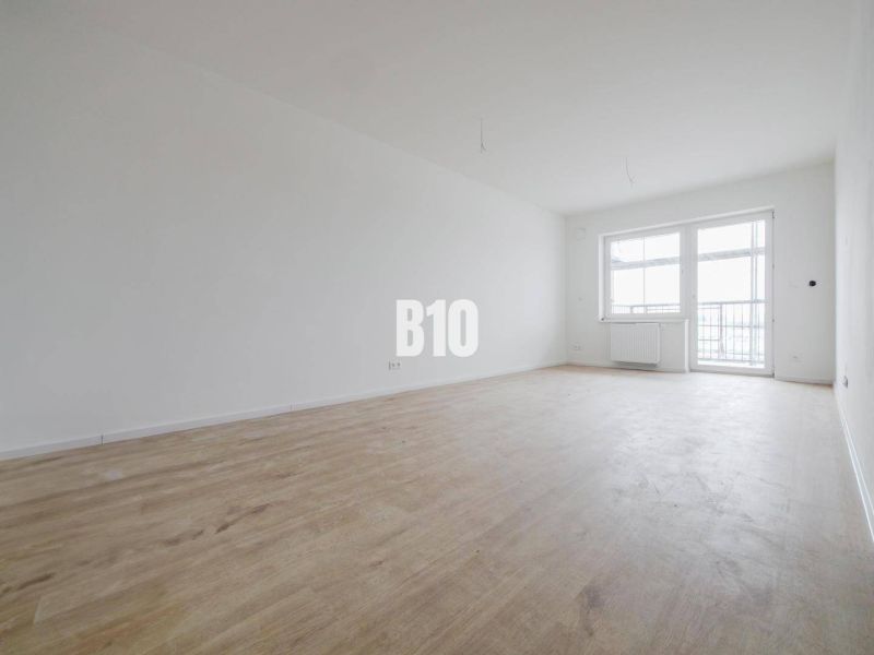 A spacious and bright 2-room apartment with parquet flooring and a balcony.