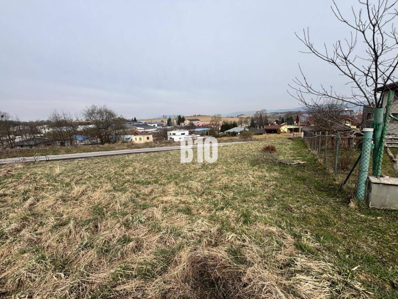 Land - housing in Rosina with a view of the surrounding countryside and houses.