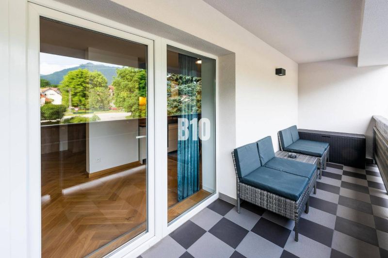 A balcony with rattan chairs in Terchová, overlooking a one-bedroom apartment.