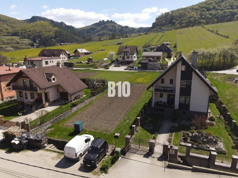 Houses and gardens in the vicinity of Bytča are part of the offer of residential plots.