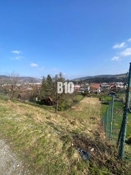 A grassy plot in Radoľa with a view of the surroundings and houses, ideal for living.