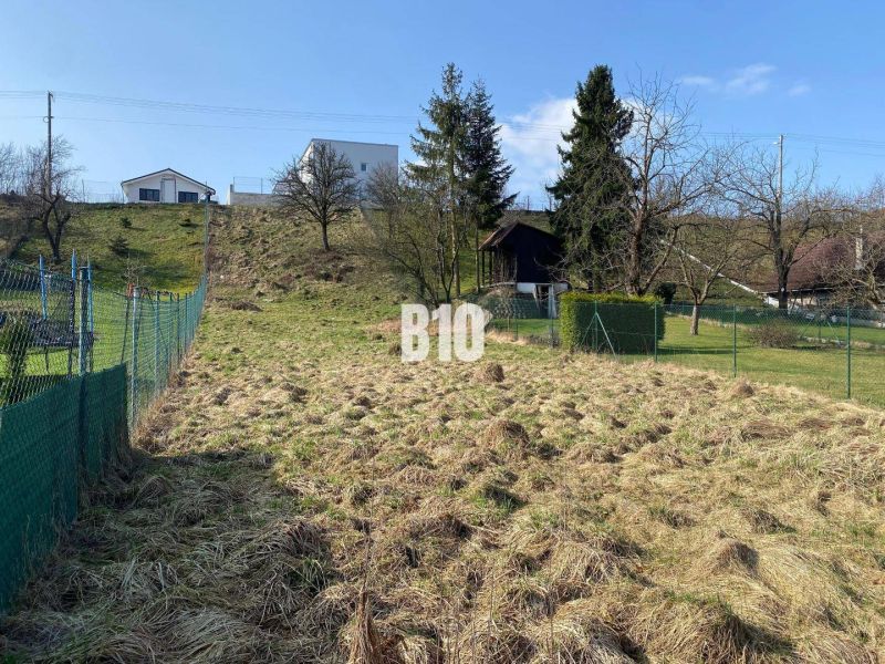 A plot of land in Radoľa suitable for living, with a view of the slope with houses.
