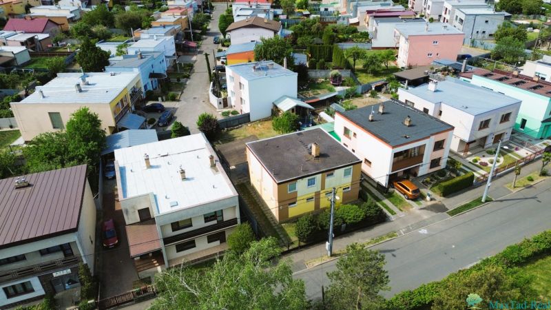 Family houses on Nabr. J. M. Hurbana Street in Michalovce, surrounded by greenery and gardens.