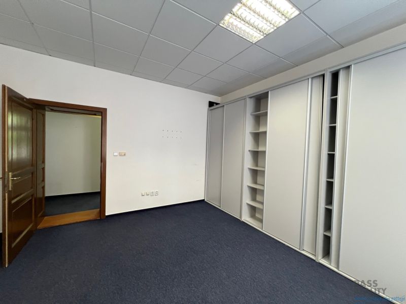 Offices with carpet and built-in wardrobes, doors, white walls, artificial lighting.