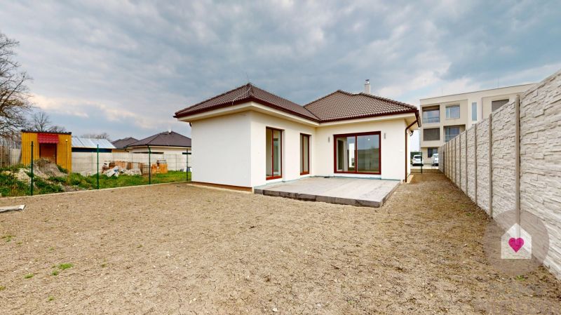 Predaj 4izbovej modernej novostaby RD s tep. čerpadlom garážou a veľkým pozemkom v Dunajskej Strede