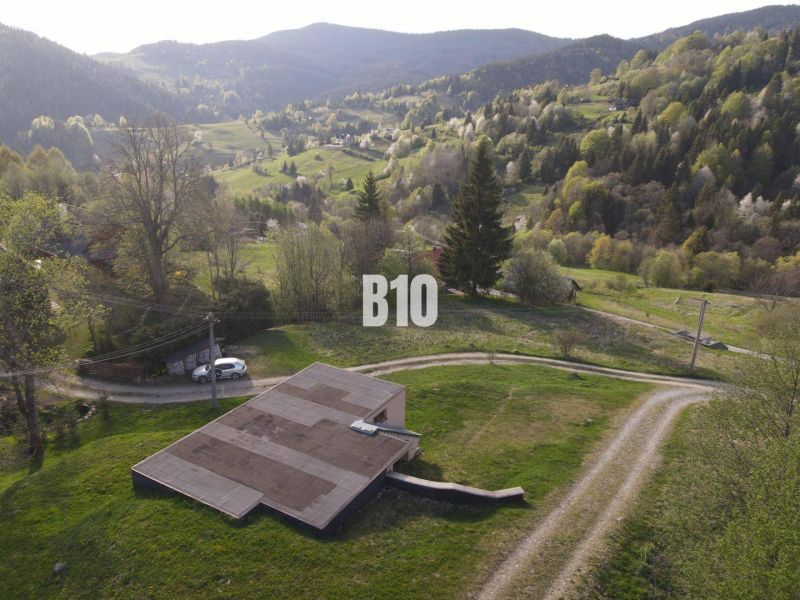 A cottage in Zázrivá surrounded by picturesque nature and mountain panorama.