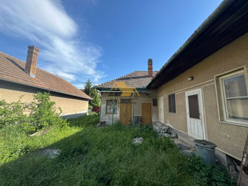 A family house in Bánov on Bánov Street with a grassy yard and a sloped roof.