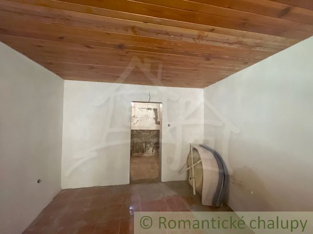 A room in a family house with a ceramic floor and a wooden ceiling.