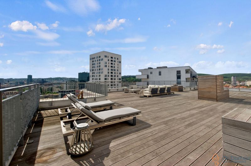 Terrace with loungers and a view in a 4-room apartment on Jégého in Bratislava - Ružinov.