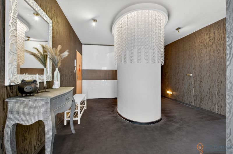 The entrance hall of a 4-room apartment with a decorative mirror and ornamental elements.