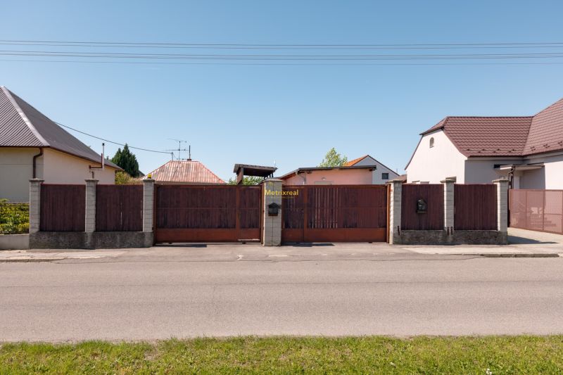Wooden gate on Padlých hrdinov Street, Bratislava - Podunajské Biskupice, Land - residential.