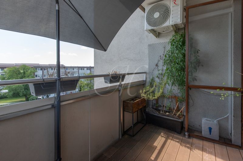 The balcony of the 2-room apartment on Kadnárova Street in Rača offers a view of the greenery.