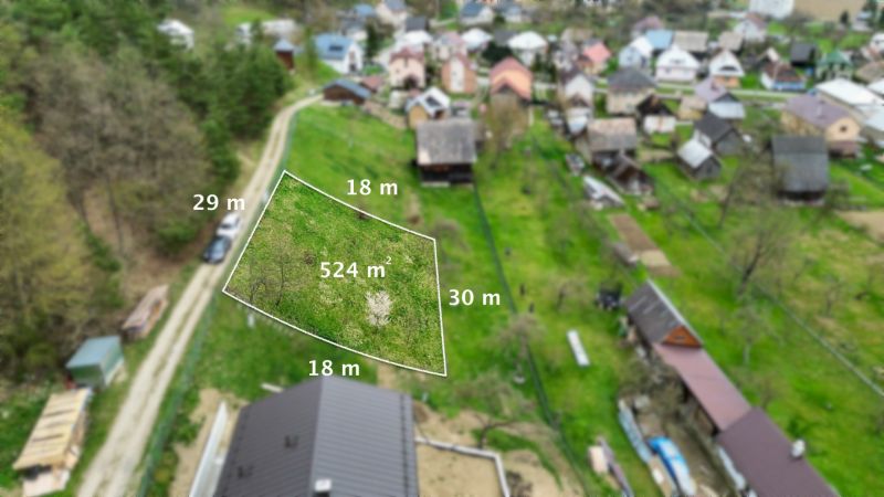 Aerial view of a plot in Rokytov, ideal for living, with a grassy area.