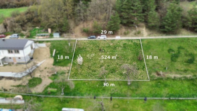 A residential plot in Rokytov with an area of 524 m², surrounded by greenery.