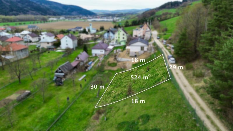 A residential plot in Rokytov with marked dimensions, surrounded by nature and houses.