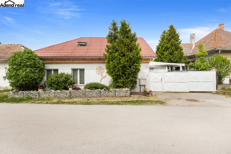 A family house on Robotnícka Street in Tomášov with a garden and a modern roof.