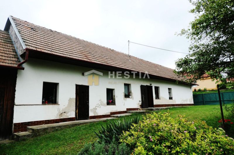 A country house with a yard and greenery suitable for plots - living in Cerová.