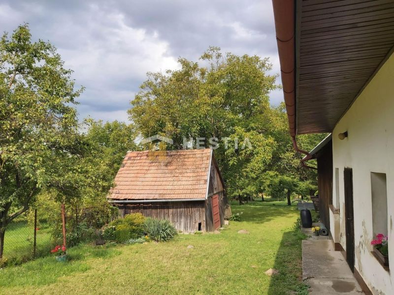 A garden with a wooden shelter in Cerová on a residential plot.