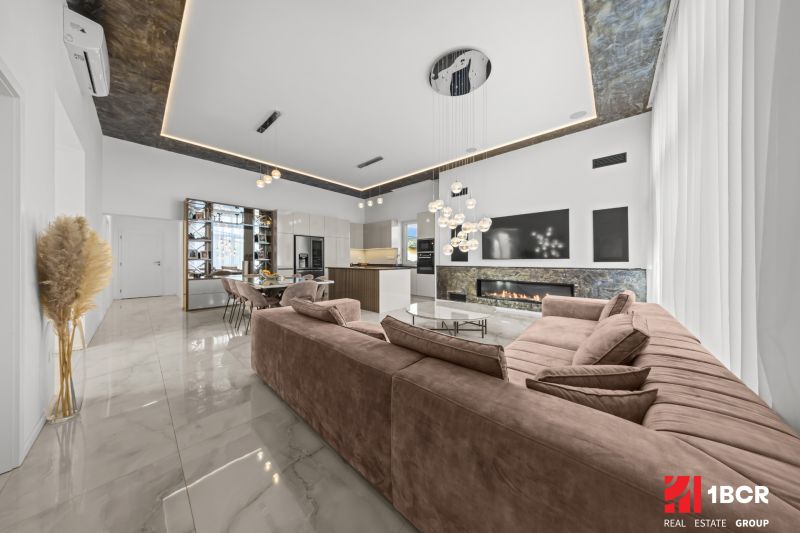 Spacious living room with a fireplace in a family house, with a marble floor.