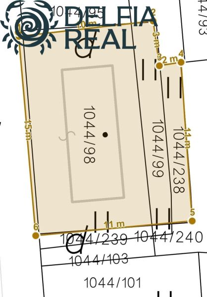 The cadastral map shows plots and parcel numbers, including the dimensions of the boundaries.