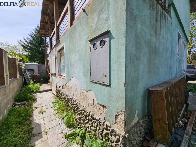 Cottage in Jahodná on Albaregia with damaged plaster and garden path.