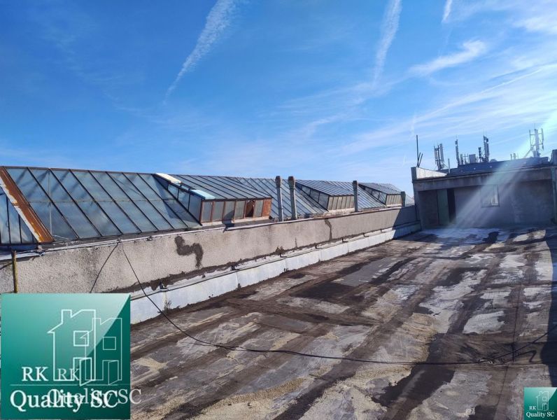 The roof of the production area on Staviteľská Street in Bratislava III is partially covered with glass.