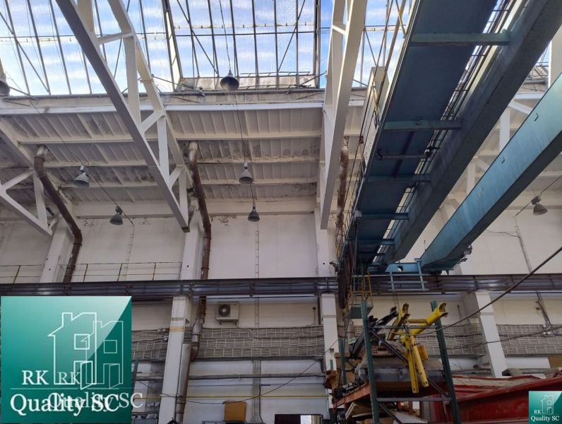 In the warehouse and hall, you can see the construction and lighting.