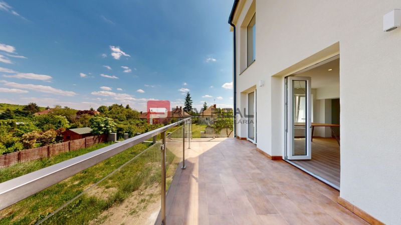 The terrace of a family house on Sládkovičova Street in Modra with a view of the garden.