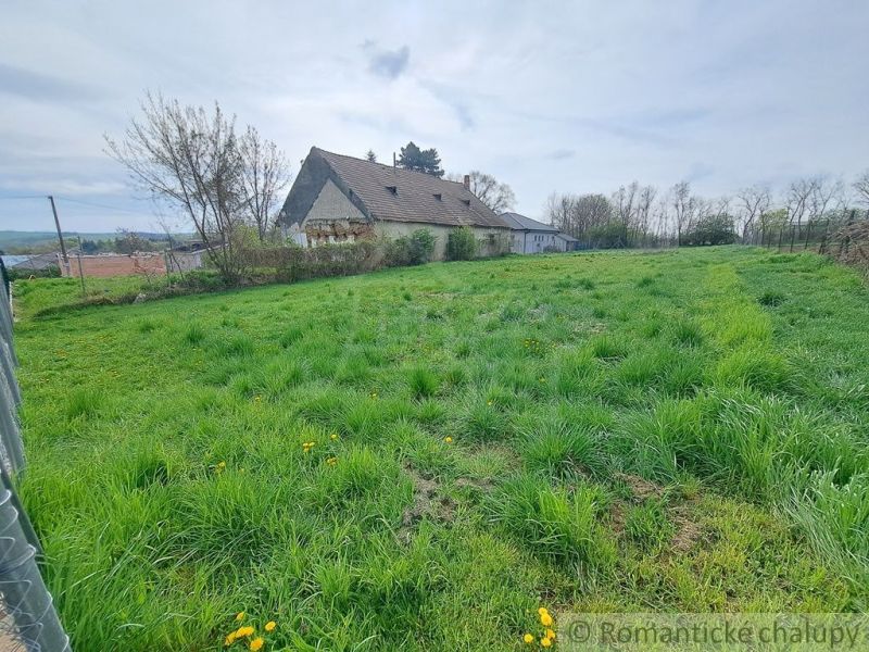 A country cottage surrounded by blooming gardens in Hruboňovo.