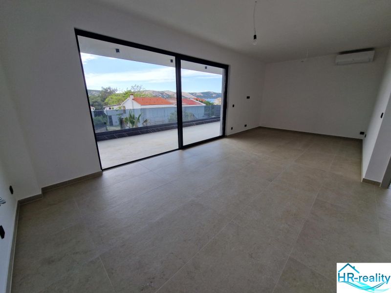 A spacious room in a holiday apartment with a view of nature.