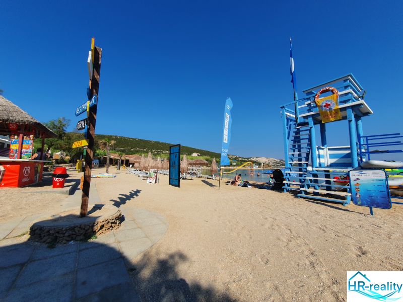 Beach area in Stara Novalja with a recreational apartment offers restaurants and relaxation on the sand.