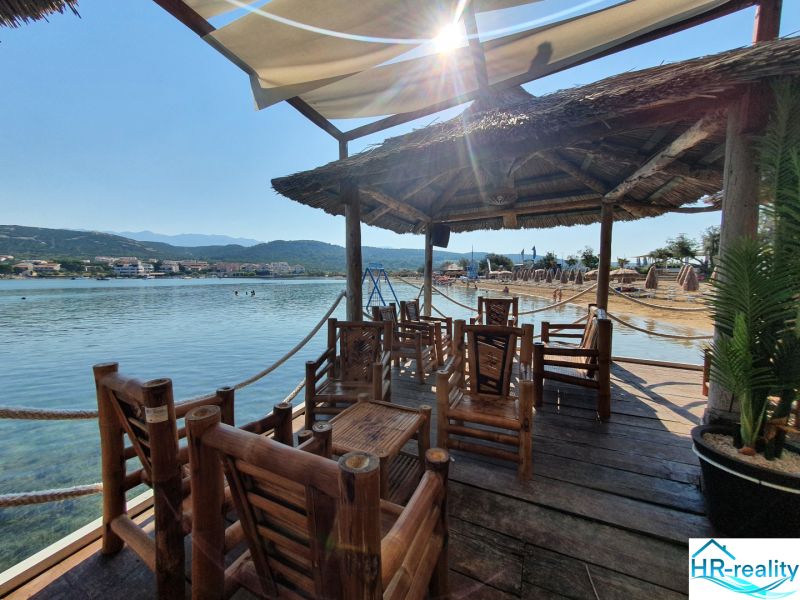 Wooden seating under the gazebo on the beach in Stara Novalja near the recreational apartment.